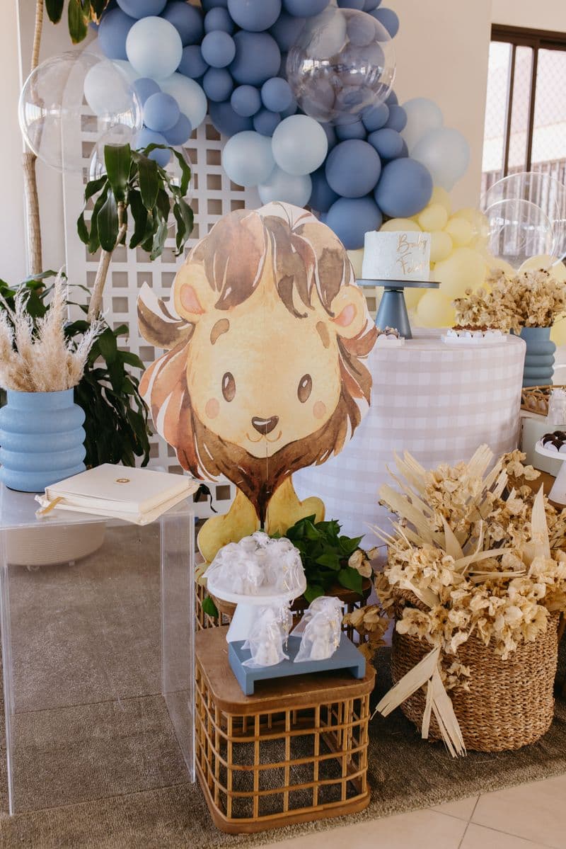 Decoración de baby shower con globos y adornos